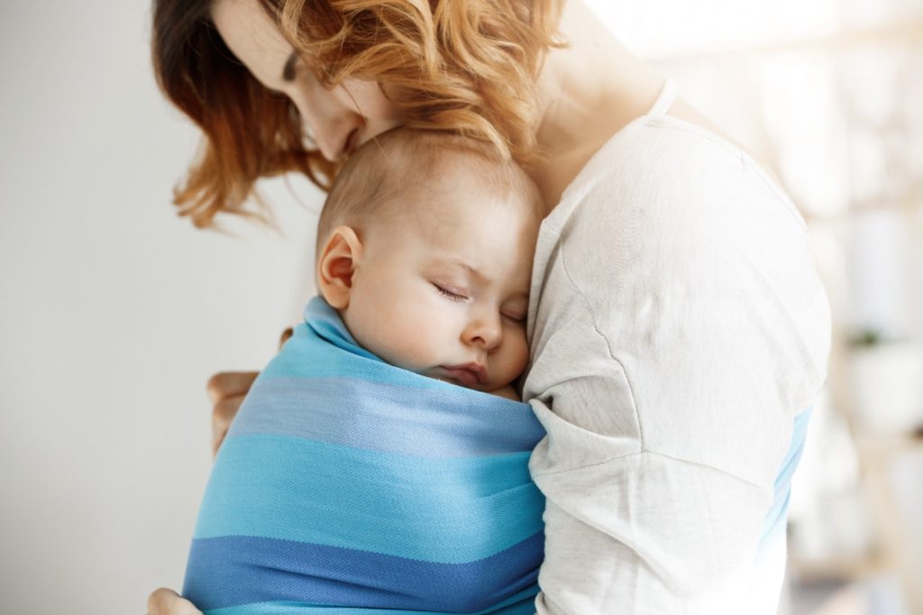 Como as mães podem manter a qualidade do sono e o bem-estar na vida atarefada