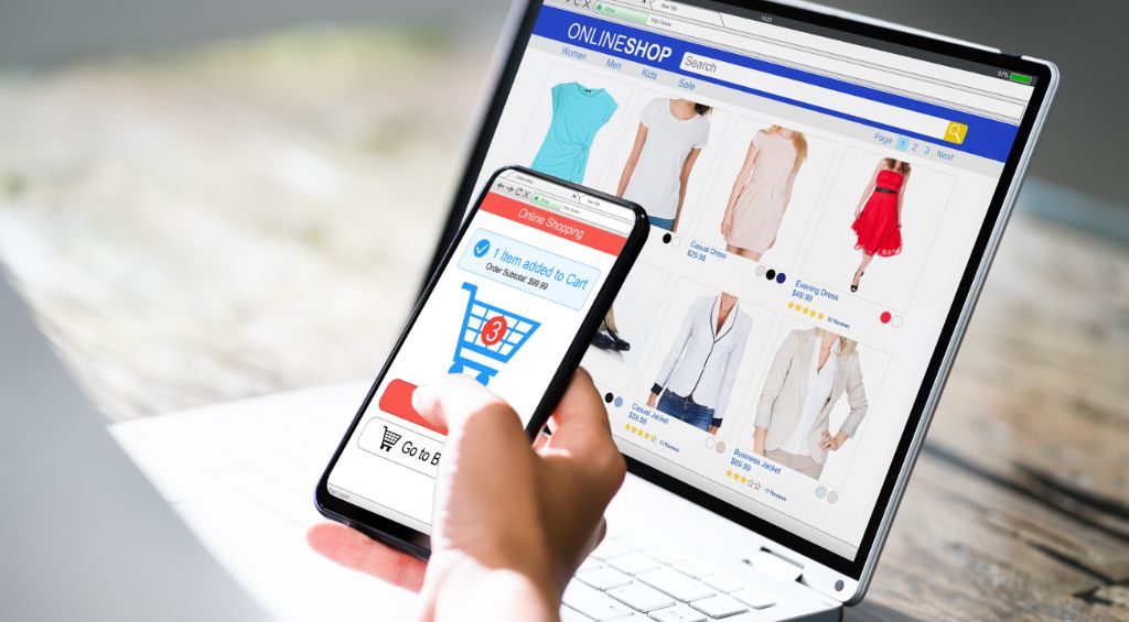 notebook e celular em loja virtual