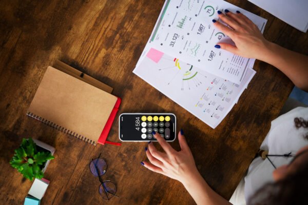 Saiba como organizar as finanças, contratar uma empresa de mudanças e planejar cada etapa da mudança residencial sem comprometer o orçamento.